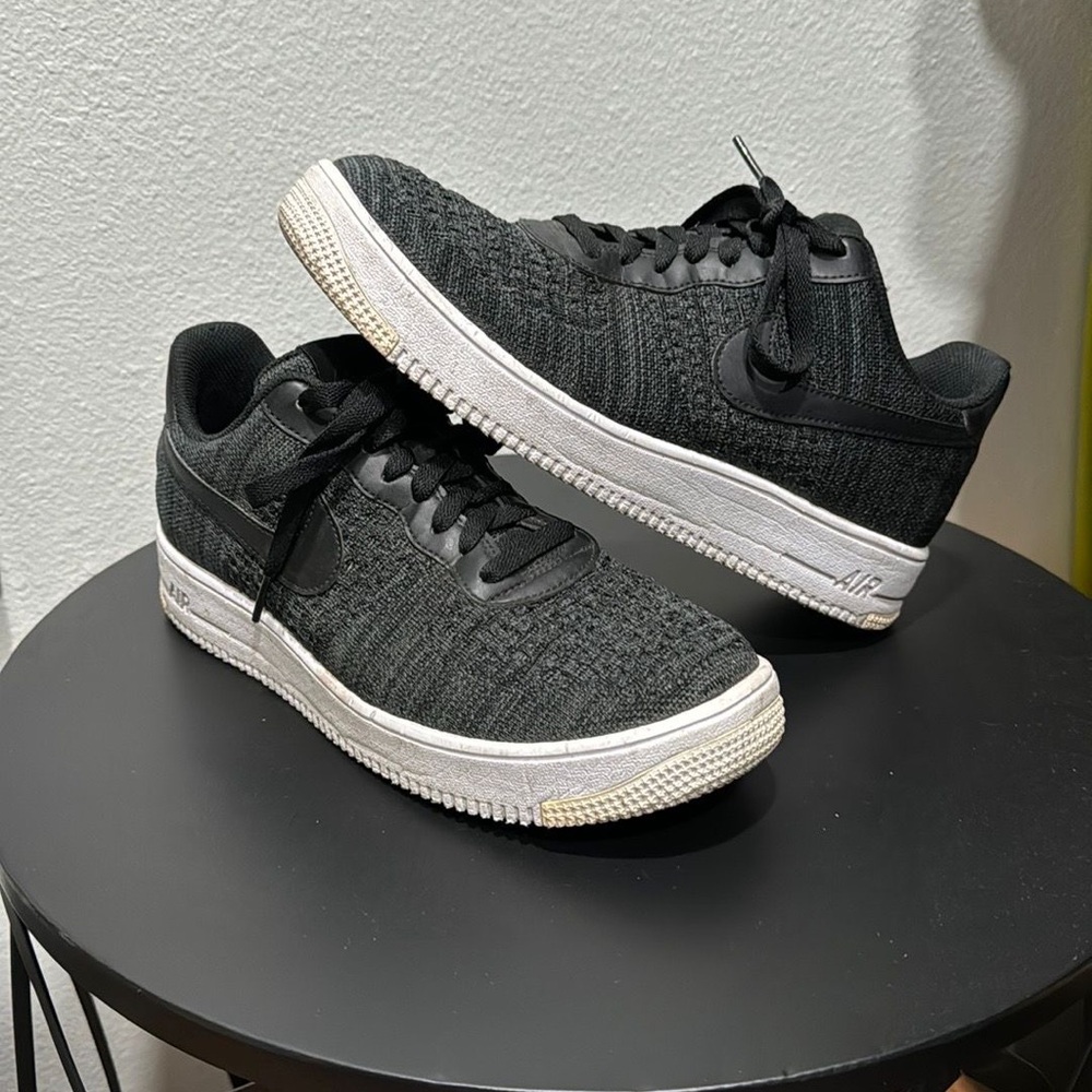 Men’s Nike AF1 fly knit in black; size 10.5